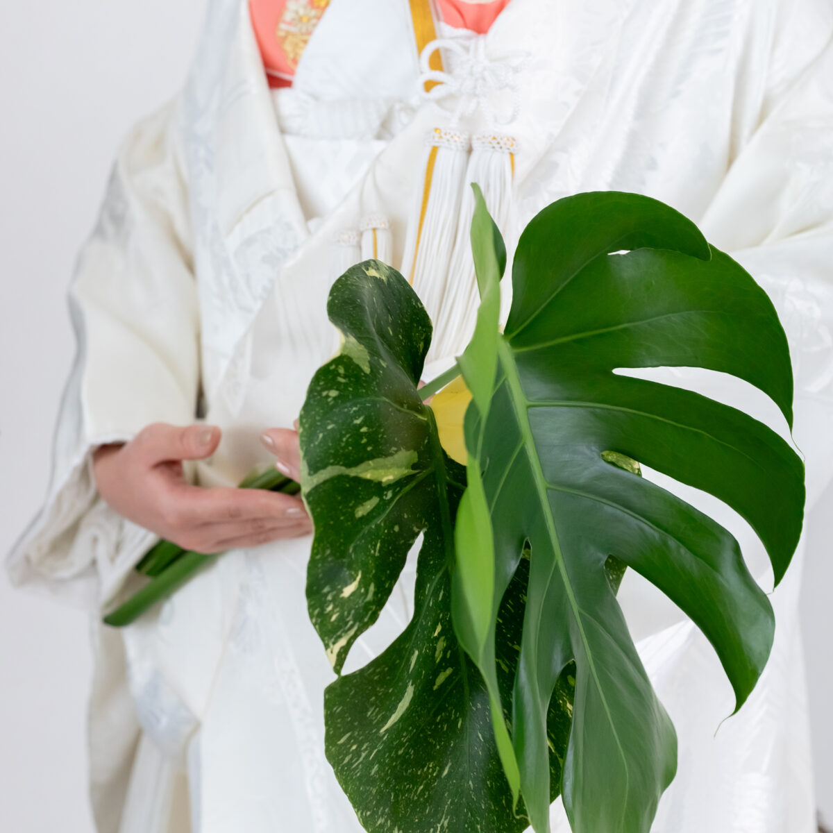 お花やグリーンに囲まれた和装フォト