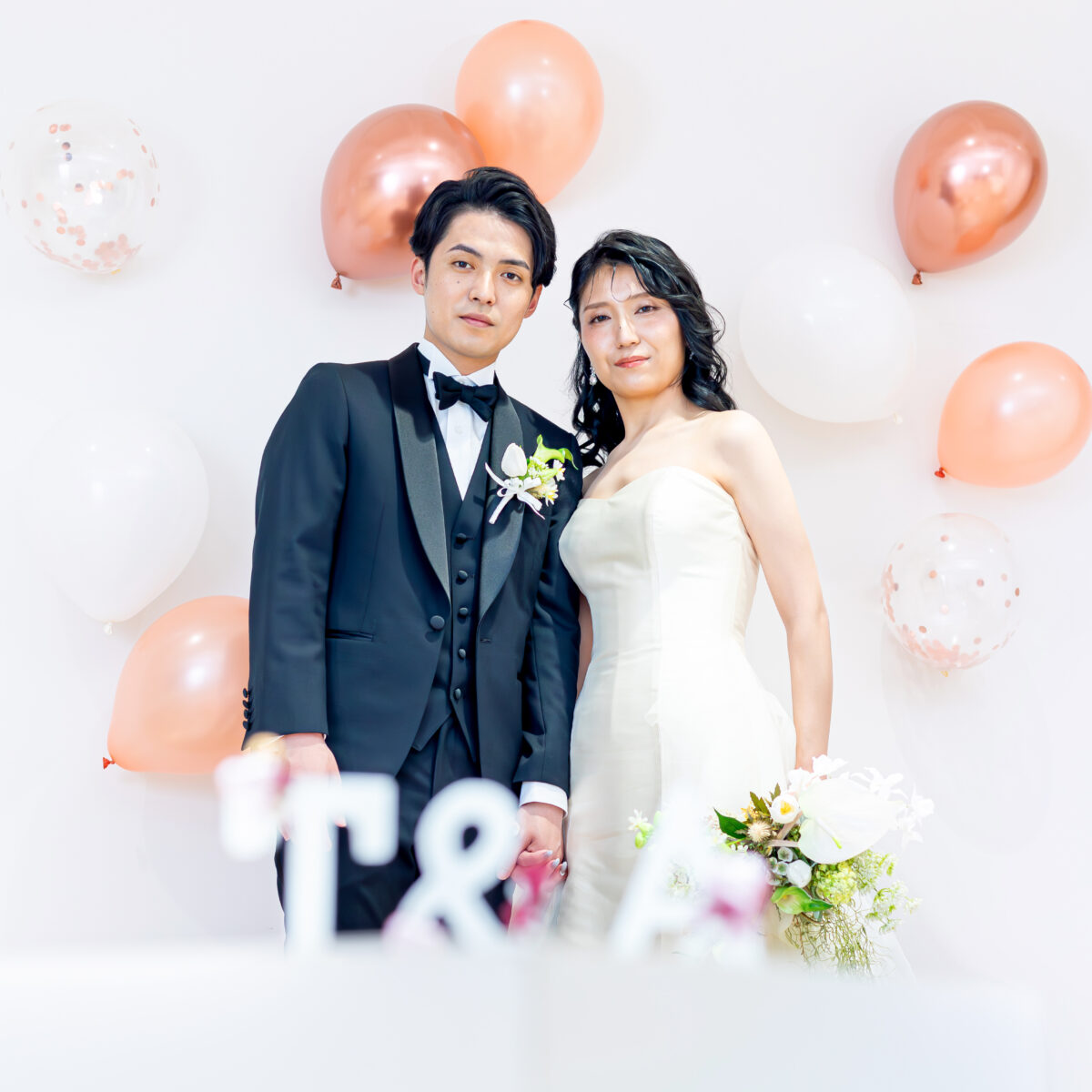 余白と演出で魅せる、洗練されたスタジオ前撮り